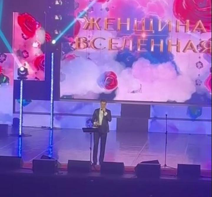 "Вот этот прищур от солнца". Дмитрий Дюжев двусмысленно поздравил женщин Бурятии "Вот этот прищур от солнца". Дмитрий Дюжев двусмысленно поздравил женщин Бурятии