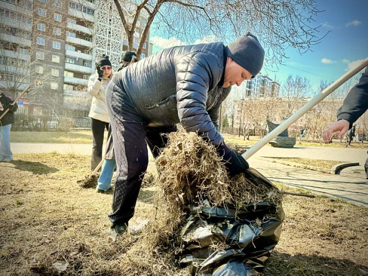 "Для тех, кто курит. Здесь мусорки стоят через каждые пять метров, а иногда и через метр". Депутаты Горсовета Улан-Удэ провели субботник в сквере имени Пушкина "Для тех, кто курит. Здесь мусорки стоят через каждые пять метров, а иногда и через метр". Депутаты Горсовета Улан-Удэ провели субботник в сквере имени Пушкина