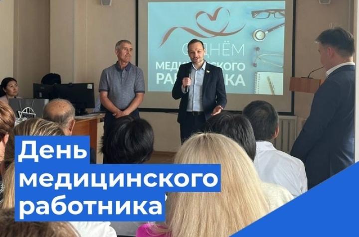 "Спасибо за ваше стремление помогать людям". Депутаты горсовета поздравили медиков