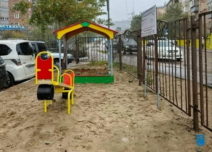 "Уголок детства". Депутат Владимир Тулонов помог обустроить двор на ул.Павлова "Уголок детства". Депутат Владимир Тулонов помог обустроить двор на ул.Павлова