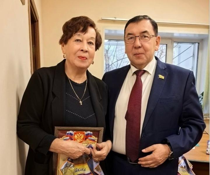 "С Днем добра и уважения!". Депутат Владимир Тулонов поздравил активистом округа